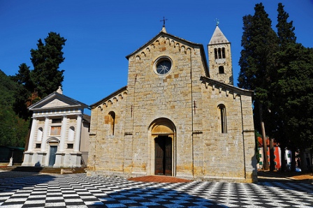 Intorno all'anno 1000 il borgo di San Siro, con l'omonima chiesa, poi ricostruita nel XII secolo, era il centro non solo religioso ma anche amministrativo di una vasta tenuta vescovile....