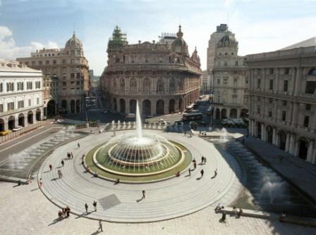 La piazza, intitolata a R. De Ferrari, politico e banchiere, ha forma irregolare e occupa una superficie complessiva di circa 11.000 m² in pieno centro.