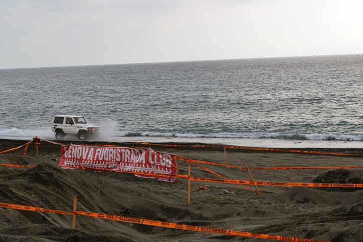 Fuoristrada Sulla Spiaggia Di Voltri