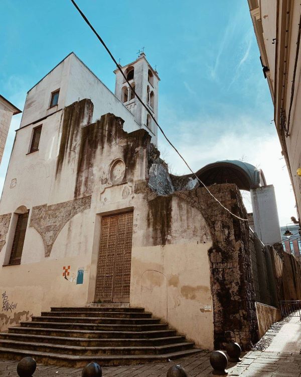 Genova. Costruita sulla collina di Castello nel XVI secolo fu quasi completamente distrutta dai della Seconda Guerra Mondiale. Oggi è un luogo dall’atmosfera magica